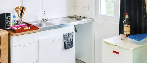 Fridge, microwave, stovetop, electric kettle
