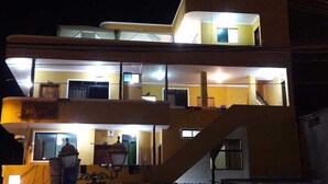Fachada de la propiedad por la tarde o noche