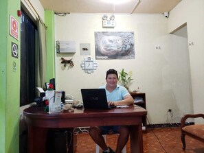Reception - Hostal Casa Cascada (Puerto Ayora)