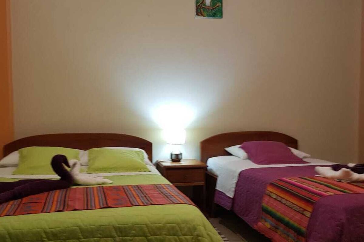 Cubrecamas, tabla de planchar con plancha, wifi gratis y ropa de cama 