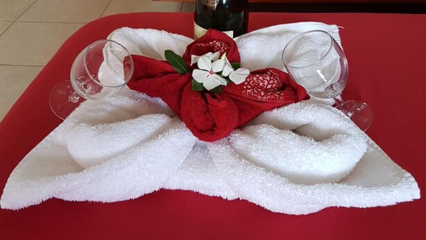 Cubrecamas, tabla de planchar con plancha, wifi gratis y ropa de cama 