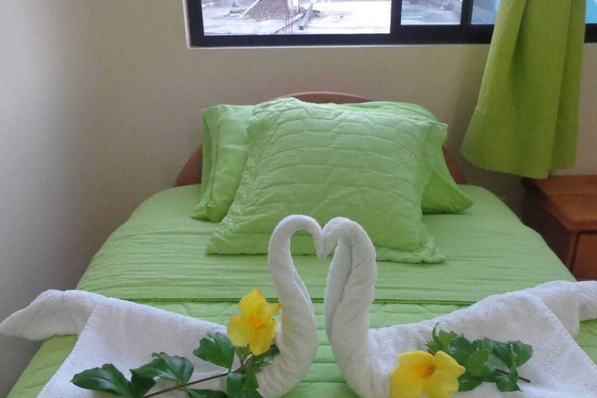 Cubrecamas, tabla de planchar con plancha, wifi gratis y ropa de cama 