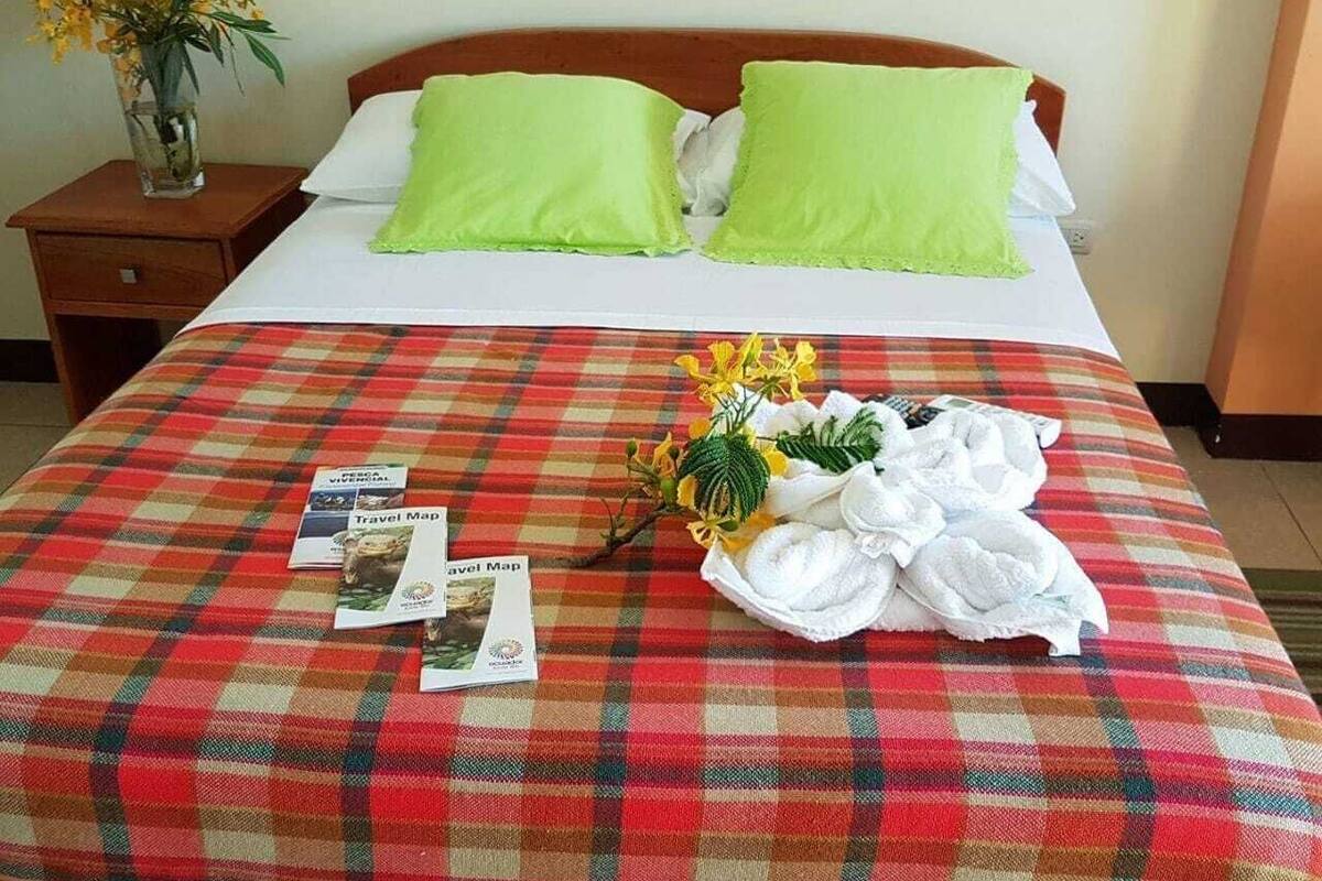 Cubrecamas, tabla de planchar con plancha, wifi gratis y ropa de cama 