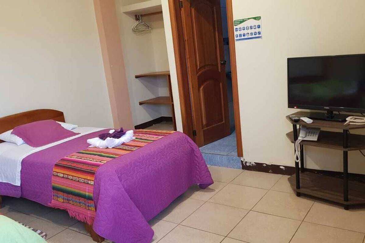 Cubrecamas, tabla de planchar con plancha, wifi gratis y ropa de cama 