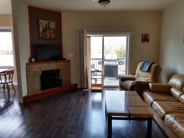 Casa empresarial | Sala de estar | Televisión de pantalla plana y juguetes 