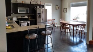 Cafetera/tetera, refrigerador con freezer, microondas, horno