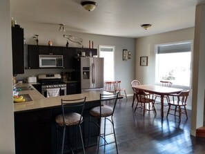 Maison Affaires | Cuisine privée | Grand réfrigérateur, micro-ondes, four, plaque de cuisson