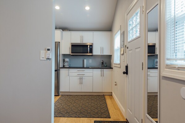 Fridge, microwave, coffee/tea maker, electric kettle - Sparkling Guesthouse in Ironbound, mins 2 NYC, EWR (Newark)