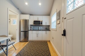 Fridge, microwave, coffee/tea maker, electric kettle - Sparkling Guesthouse in Ironbound, mins 2 NYC, EWR (Newark)