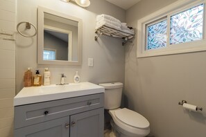 Bathtub, hair dryer, towels, soap - Sparkling Guesthouse in Ironbound, mins 2 NYC, EWR (Newark)