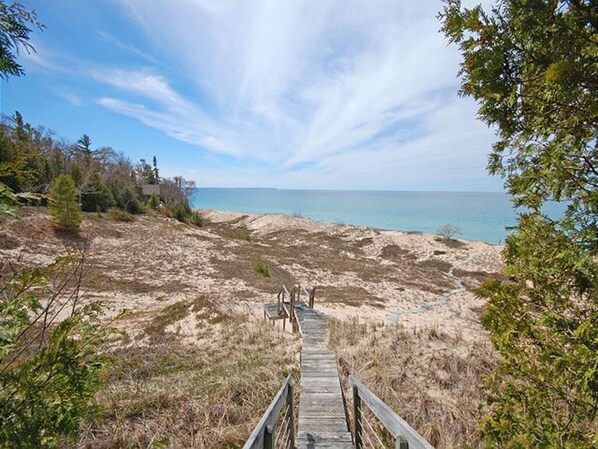 En la playa y toallas de playa 