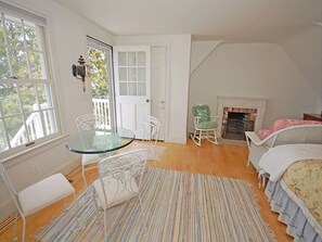4 bedrooms, desk, iron/ironing board, free WiFi