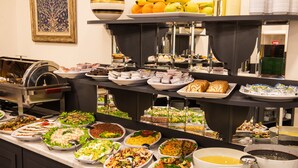 Un bufé con diversos alimentos y bebidas.