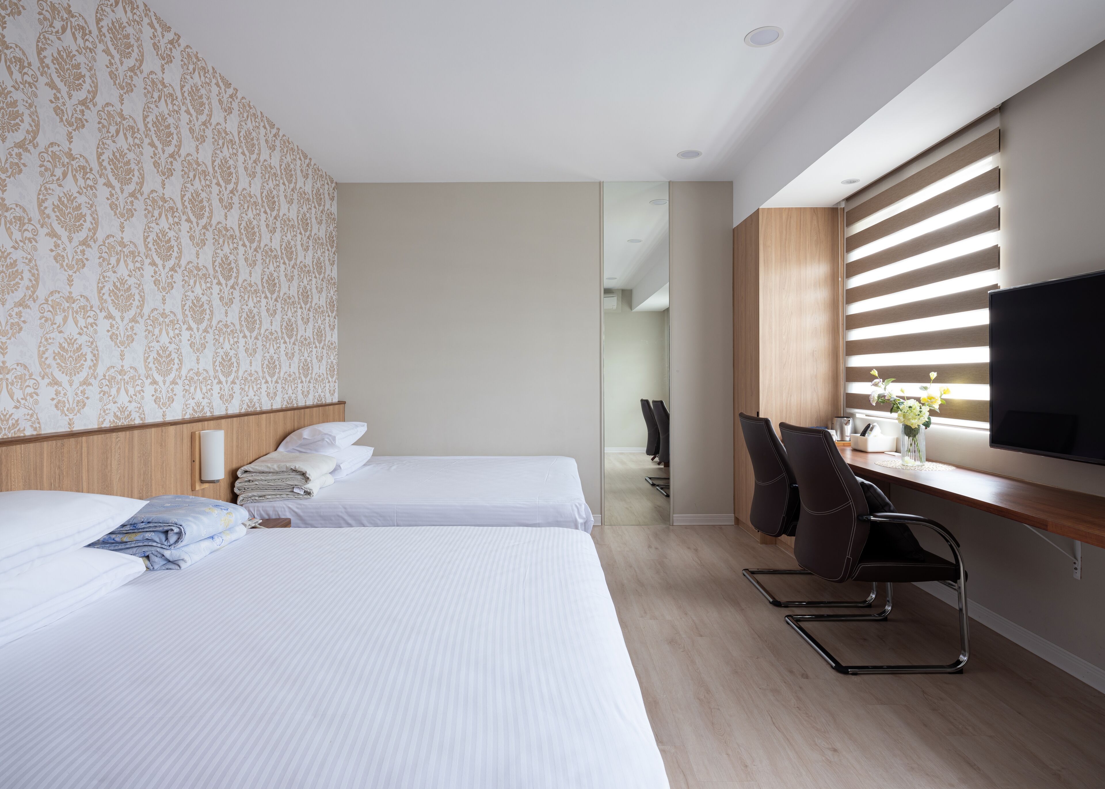 舒适四人房 | 办公桌、免费 WiFi、床单