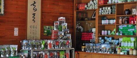 Una tienda con estantes llenos de diversos productos envasados, como aperitivos y salsas.