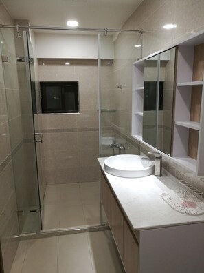 Comfort Loft | Bathroom | Shower, free toiletries, hair dryer, slippers - Minzu Hotel (Lugu)