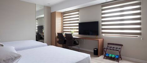 Habitación cuádruple Confort | Escritorio, wifi gratis, ropa de cama