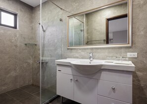 Comfort Quadruple Room | Bathroom - Minzu Hotel (Lugu)
