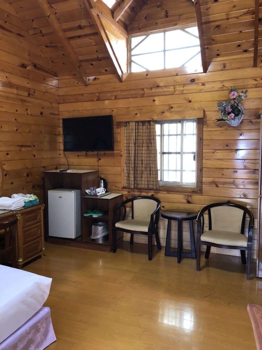 Desk, free WiFi, bed sheets