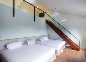 Escritorio, wifi gratis y ropa de cama 