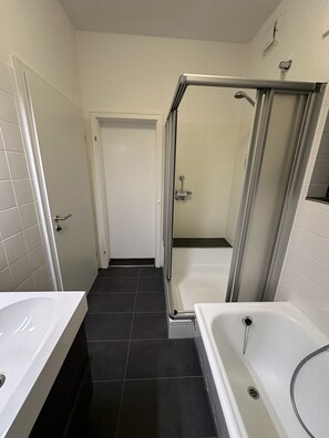 Ensemble douche/baignoire, sèche-cheveux, savon, papier toilette