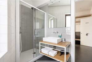 Superior Double Room | Bathroom | Shower, hair dryer, bidet, towels