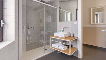 Triple Room, Balcony | Bathroom | Shower, hair dryer, bidet, towels