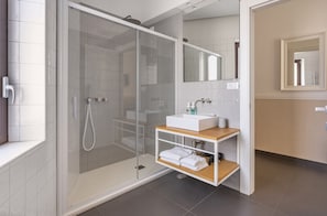 Driepersoonskamer, balkon | Badkamer | Een douche, een haardroger, een bidet, handdoeken