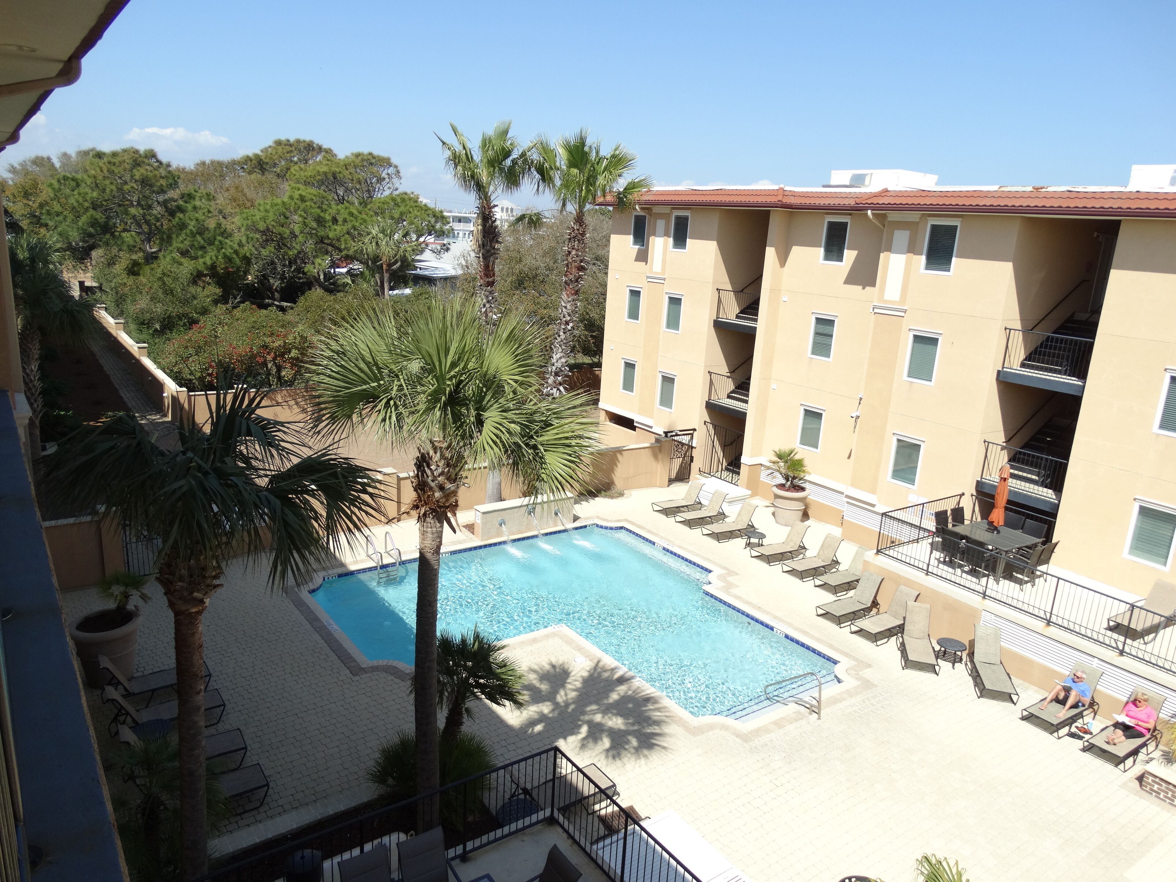 Brass Rail 2 King Size beds 1 Queen, two singles 2 Pools and a Hot Tub 