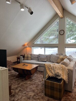 Smart TV, fireplace, video games, DVD player - Cozy Evergreen Cabin (Ronald)