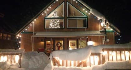Cozy Cabin Pineloch Sun Beach Getaway! Lake Cle Elum 1mi away! New Hot Tub!