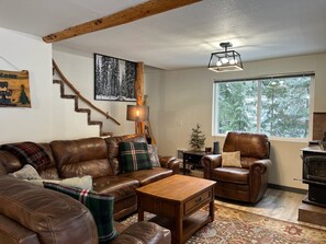 Smart TV, fireplace, video games, DVD player - Cozy Evergreen Cabin (Ronald)