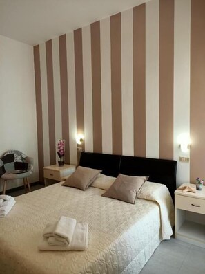 セーフティボックス (室内)、デスク、防音設備、ベビーベッド (無料)