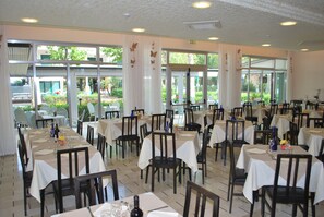 朝食、ランチ、ディナーに営業 (イタリア料理)