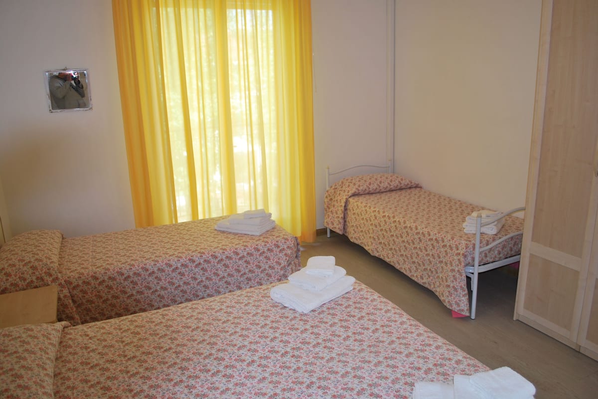 Family Quadruple Room | In-room safe, desk, soundproofing, free cribs/infant beds