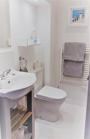 Kombinert dusj/badekar, hårføner, håndklær og såpe