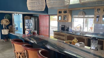 冰箱、微波炉、烤箱、炉灶