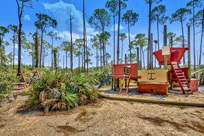 Children's area - Cozy coastal condo with shared pool/hot tub and easy Bbach access (Miramar Beach)