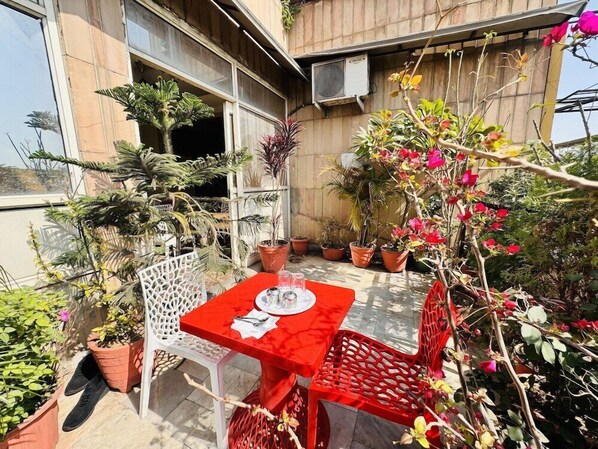 Outdoor dining
