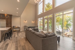 Smart-TV, Kamin, Bücher