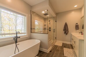 Combined shower/bathtub, hair dryer, towels, soap