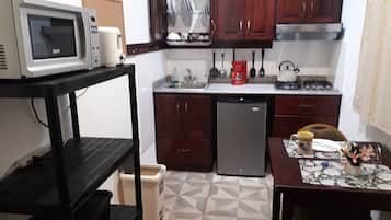 Comfort Apartment, 1 Queen Bed, Non Smoking, Kitchen | Private kitchen | Fridge, stovetop, coffee/tea maker, electric kettle