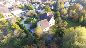 Una vista aerea di una zona residenziale con case, alberi e cielo sereno.