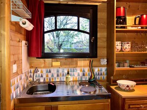 Réfrigérateur, micro-ondes, four, plaque de cuisson