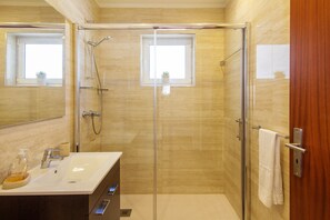 Shower, hair dryer, towels - Villa Sun, comfort and luxury for the family (Sesmarias)