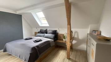 ดีลักซ์อพาร์ทเมนท์, เตียงคิงไซส์ 1 เตียง, ปลอดบุหรี่ | 1 ห้องนอน, ห้องพักตกแต่งอย่างมีเอกลักษณ์, ผ้าม่านกันแสง