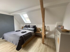 豪華公寓, 1 張特大雙人床, 非吸煙房 | 1 間臥室、獨特裝潢、遮光布/窗簾、免費搖籃/嬰兒床