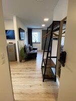 高级公寓 | 起居区 | 50-英寸纯平电视 （配备卫星频道）、电视