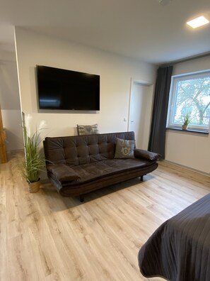 Superior Apartment | Living area | 50-inch flat-screen TV with satellite channels, TV - my inn (Chemnitz)