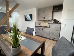 Deluxe Apartment, 1 King Bed, Non Smoking | Private kitchen | Fridge, stovetop, dishwasher, electric kettle - my inn (Chemnitz)